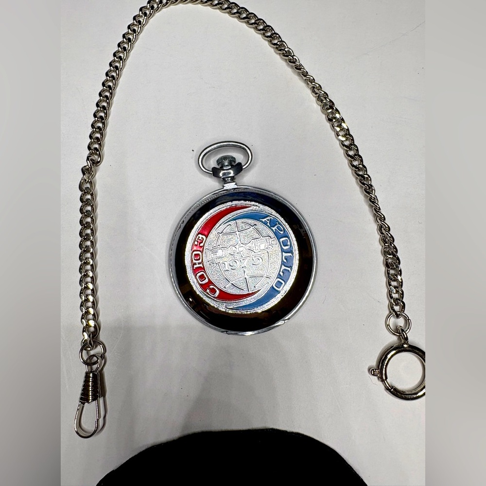 Soyuz Apollo 1975 RUSSIAN POCKET WATCH MOLNIJA 18 JEWEL New Only Displayed